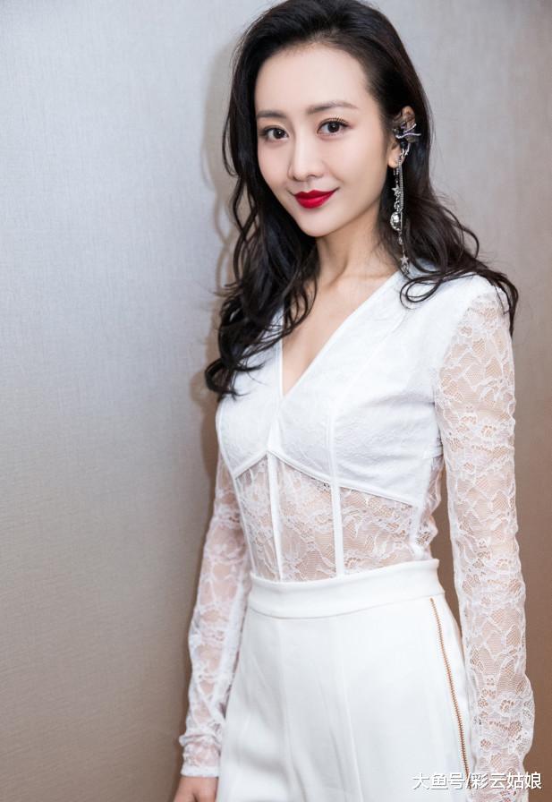 王鸥穿“蕾丝装”太性感, 上身只遮重要部位, 网友: 性感给谁看呀!