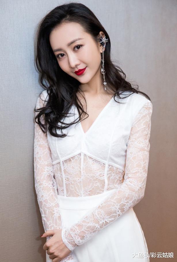 王鸥穿“蕾丝装”太性感, 上身只遮重要部位, 网友: 性感给谁看呀!