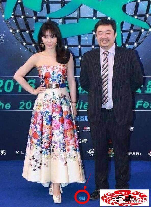 柳岩站台掉下避孕套, 旁边男子的反应让人尴尬!