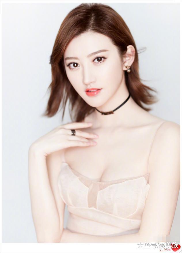 景甜现身活动, 最近身材变化太明显, 网友: 张继科都功劳吧!