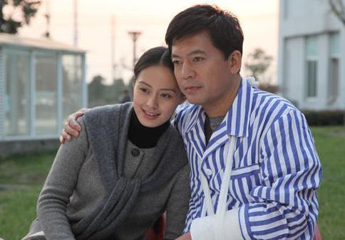 56岁何政军全家近照:夫妻恩爱堪称模范好丈夫,女儿面容清纯靓丽