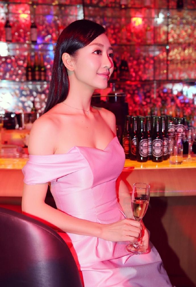 王鸥真会玩, 抹胸裙都撑不起来了, 网友: 空隙留的真大