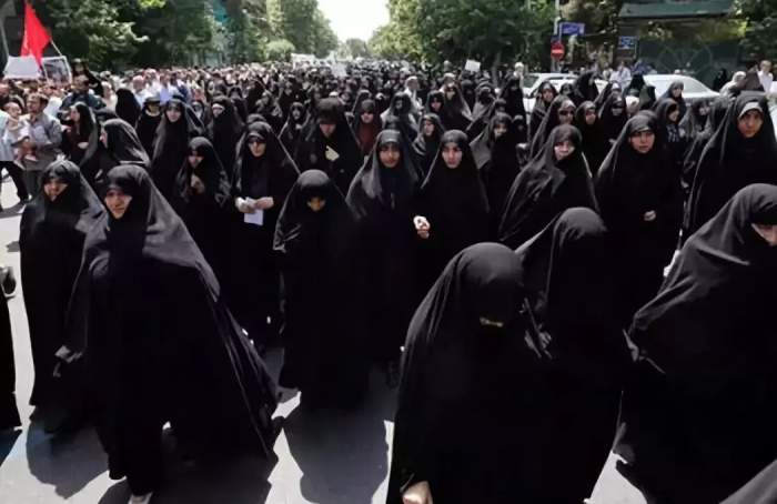 伊朗女性自此开始了长达38年的"头巾"之旅.