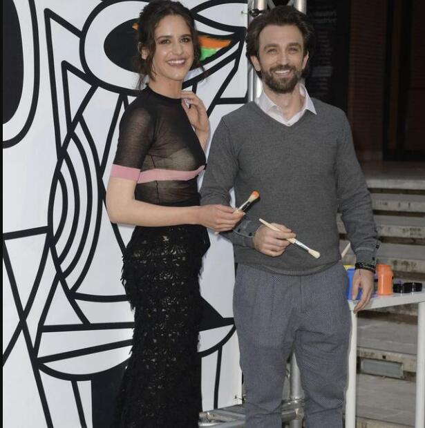 克里斯蒂娜出席活动自带马赛克 网友: 这才叫两点一线