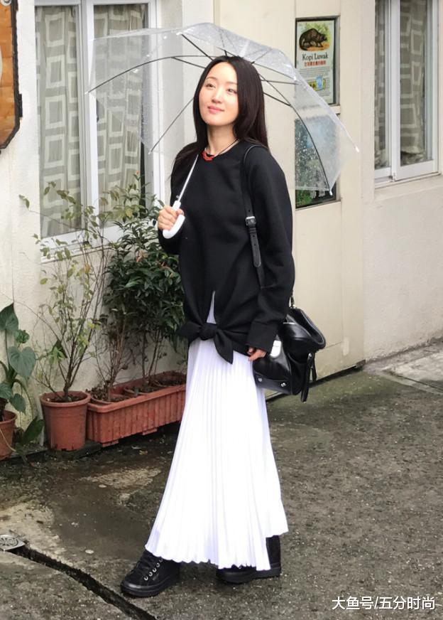 杨钰莹上半身看起来只有18岁, 下半身却一言难尽, 不服老不行!