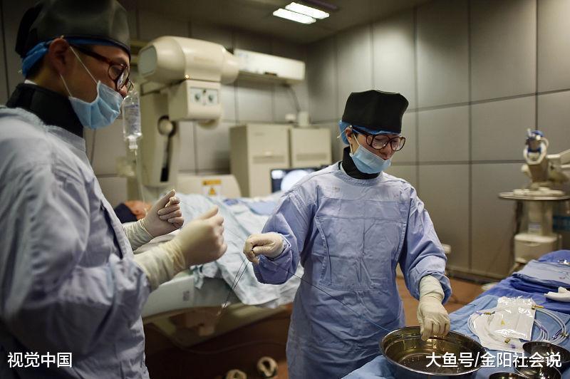 4岁小孙女总说肚子痛, 当医生在肚子取出这东西时, 婆婆看到哭了