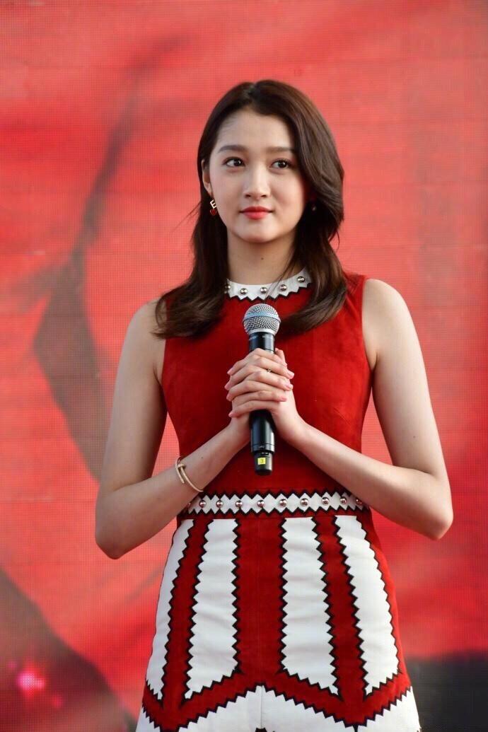 关晓彤亮相发布会, 一袭红裙甜美可爱, 网友: 小细节撒糖秀恩爱