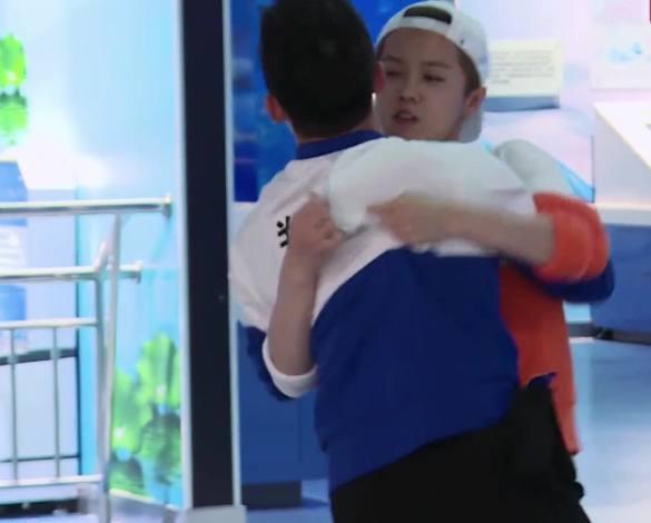 《跑男》绿巨人出场那一刻, 谁注意到鹿晗干嘛? 网友: 人设崩了!