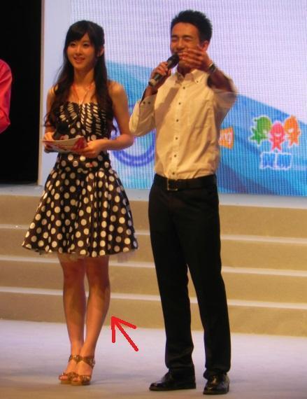 看了奶茶妹妹的腿, 男人都会怀疑人生, 真不知刘强东一天是咋过的