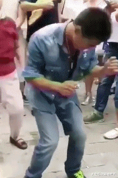 搞笑gif:大叔朴实的外表之下,没看出也是一位灵魂舞者