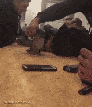 想的,上去一只手一个脑袋往中间一按,嘴对嘴亲上了,上一秒杀气腾腾,下