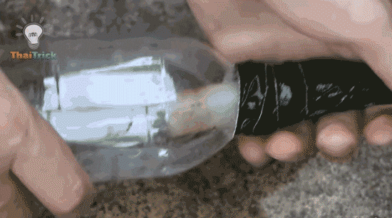 馆藏分类 gif  灌溉喷头   在塑料瓶的底部戳两排小洞,然后瓶口插水管