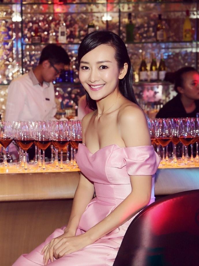 王鸥真会玩, 抹胸裙都撑不起来了, 网友: 空隙留的真大