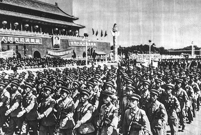 老照片 1950年国庆节 四十万人的游行队伍接受检阅