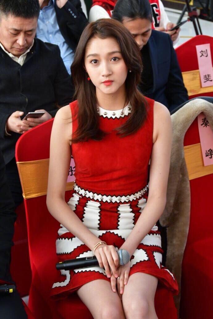 关晓彤亮相发布会, 一袭红裙甜美可爱, 网友: 小细节撒糖秀恩爱