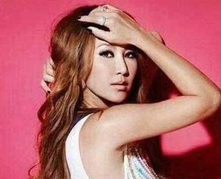 43岁李玟性感依旧, 二婚丈夫背景强大, 自曝人工受孕很辛苦!
