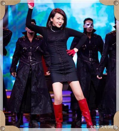 闫妮放大招! 47岁挑战紧身裙差点撑开, 网友: 这身材谁受得了啊