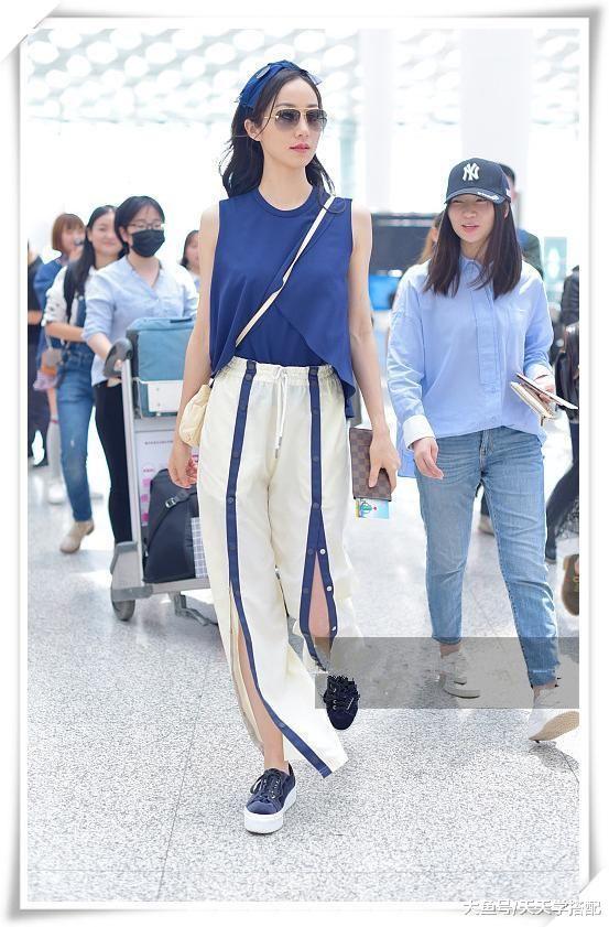 韩雪这裤子穿的真拉风! 直接开到大腿根, 网友: 这怎么走路啊?