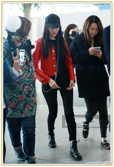 张天爱胯太宽了! 牛仔裤撑到变形, 网友: 这身材哪个受得了啊?