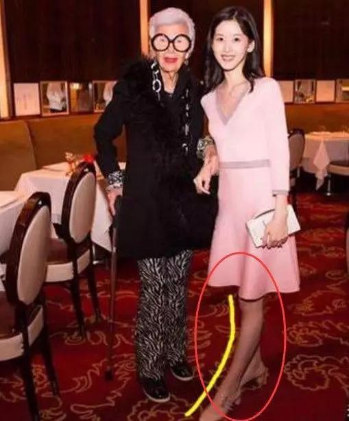 看了奶茶妹妹的腿, 男人都会怀疑人生, 真不知刘强东一天是咋过的