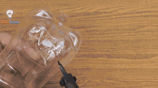 gif  灌溉喷头   在塑料瓶的底部戳两排小洞,然后瓶口插水管,用黑胶