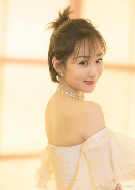 杨紫穿露肩礼服小清新, 与张一山携手走红毯, 他的爆料却亮了!