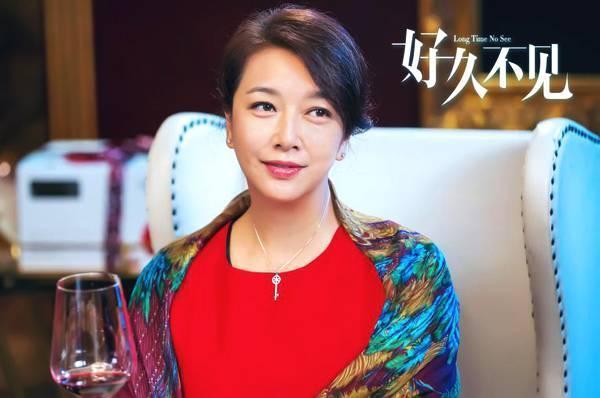 事隔多年, 51岁的江珊终于公布了新恋情, 男友是比自己小15岁的他