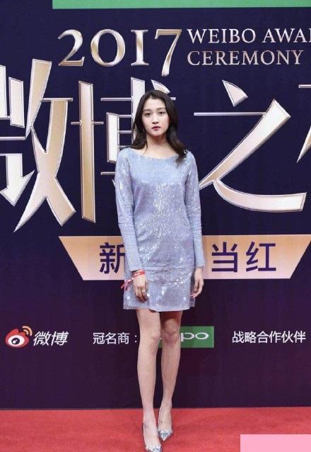 关晓彤出席活动, 与众小花比美却输惨, 网友: 还不是裙子惹得锅!
