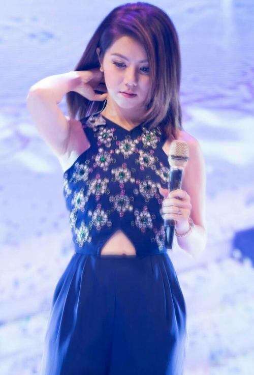 邓紫棋的上衣好紧, 上面让男人兴奋不已, 网友: 这谁受得了啊?