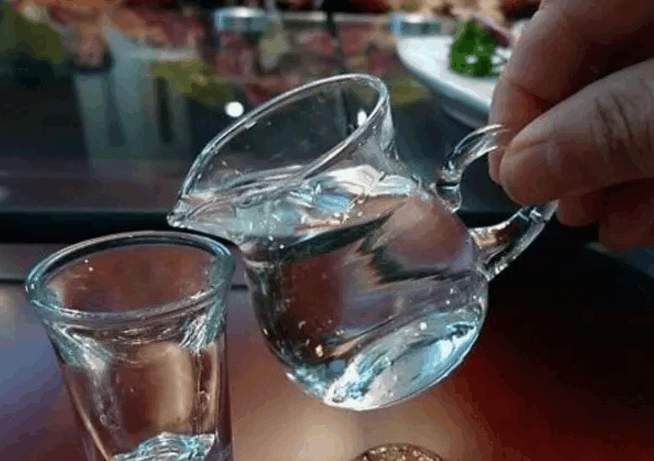 酿酒工艺 给贵客倒酒 人家为啥要敲桌子?