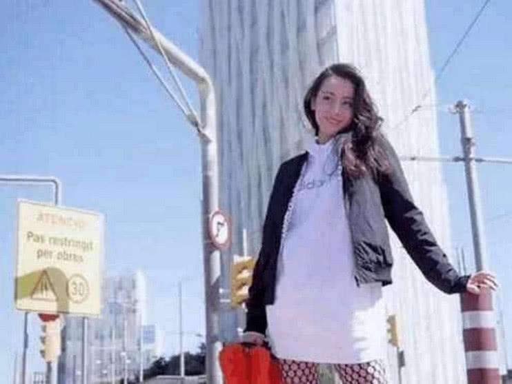 迪丽热巴在“裤门事件”后, 又穿黑丝网上街, 网友: 目测底下没穿