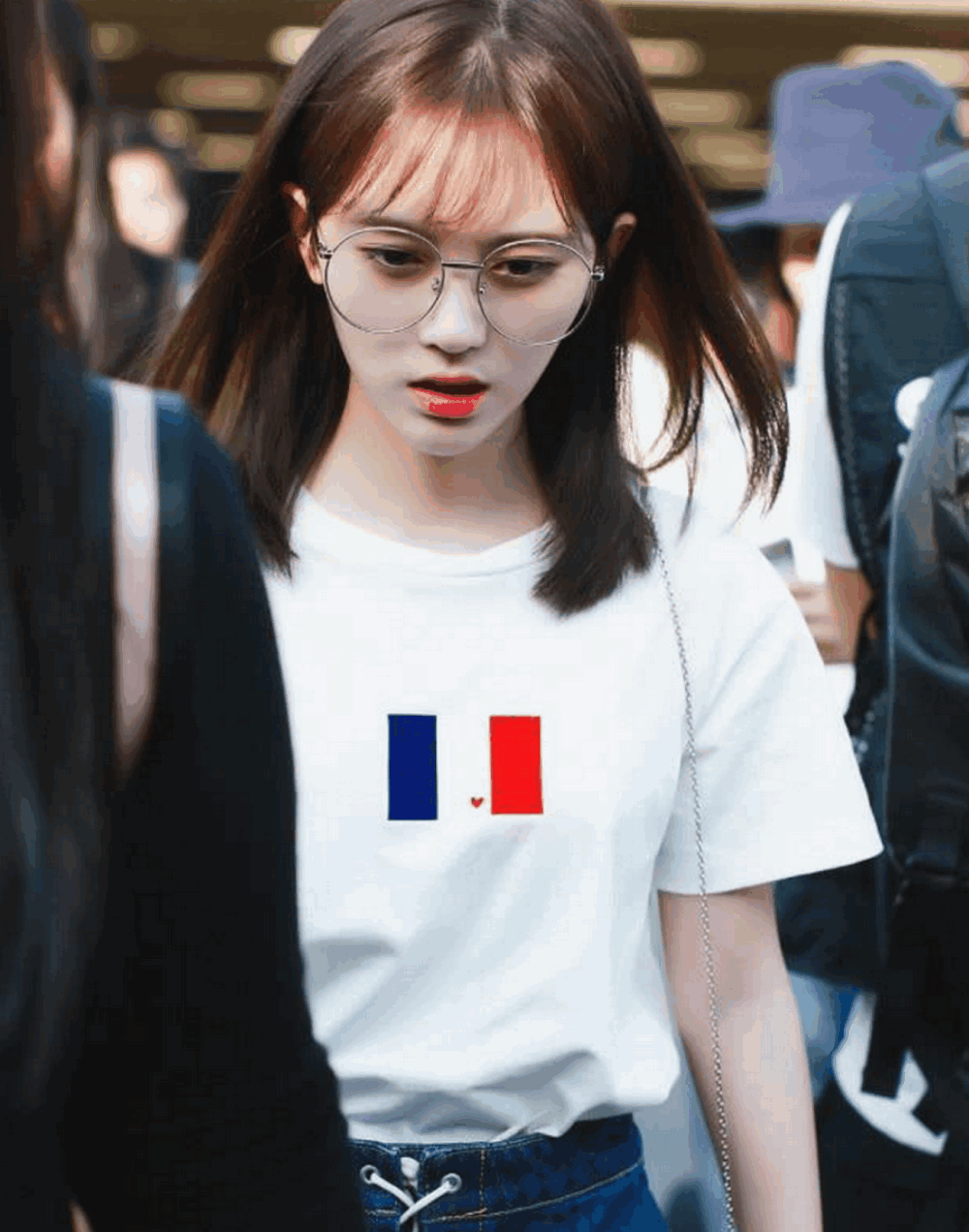 四千年美女鞠婧祎现身机场, 裤子只靠一根绳, 网友直呼好厉害