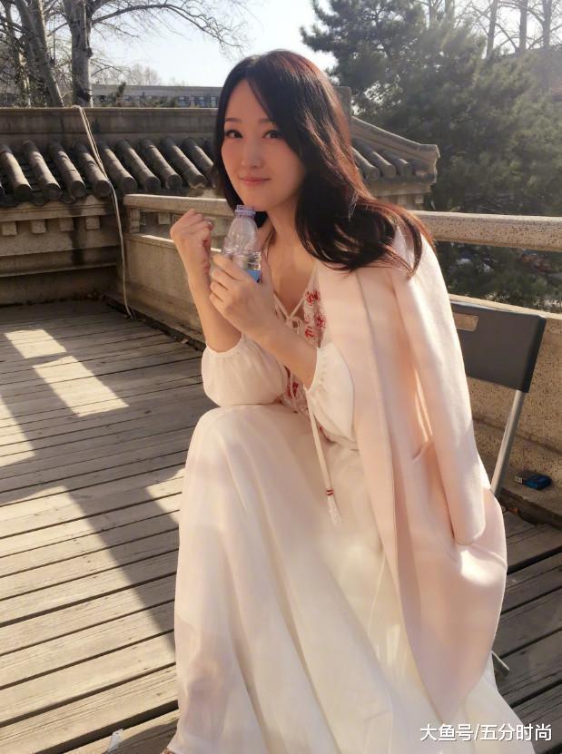 杨钰莹上半身看起来只有18岁, 下半身却一言难尽, 不服老不行!