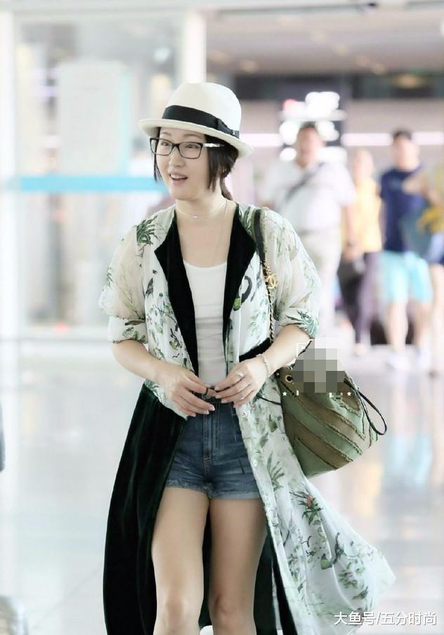 杨钰莹上半身看起来只有18岁, 下半身却一言难尽, 不服老不行!