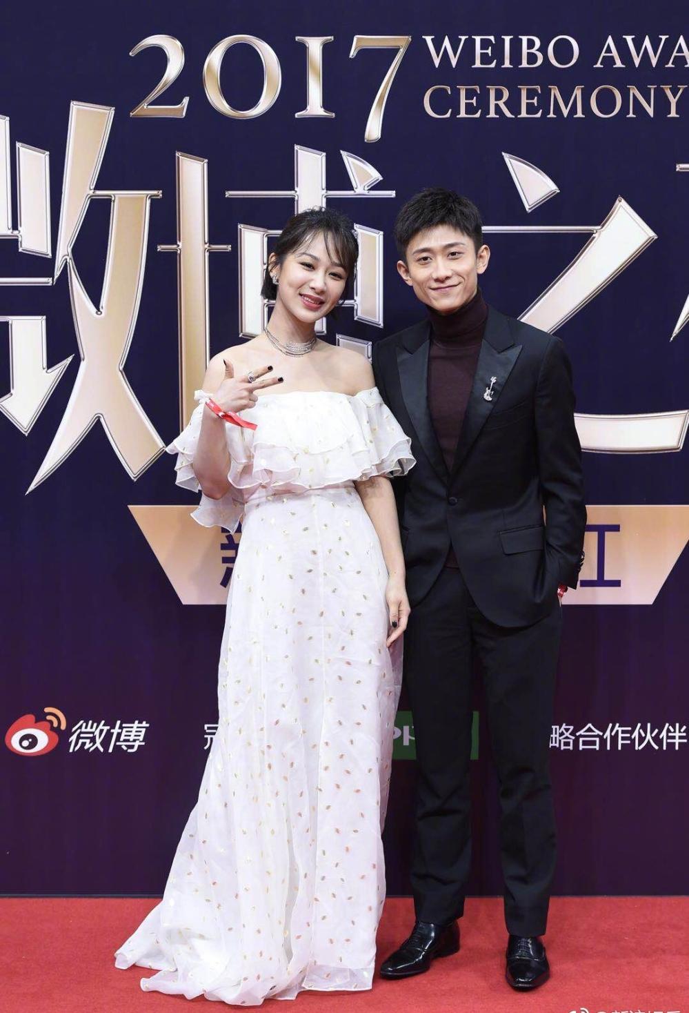 杨紫穿露肩礼服小清新, 与张一山携手走红毯, 他的爆料却亮了!