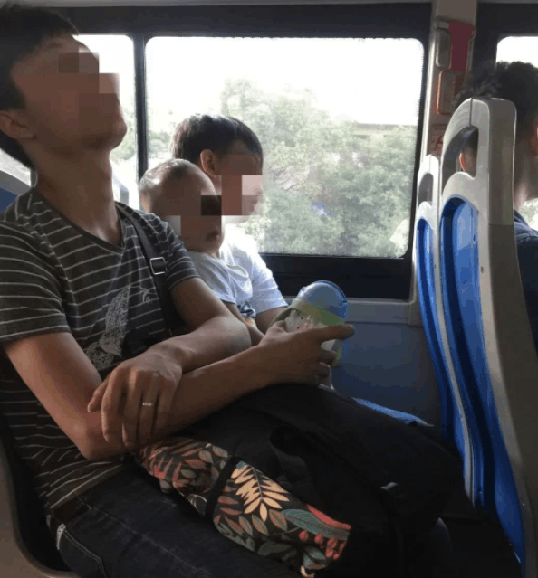 广西一家长公交车上淡定给小孩把尿, 尿水流了