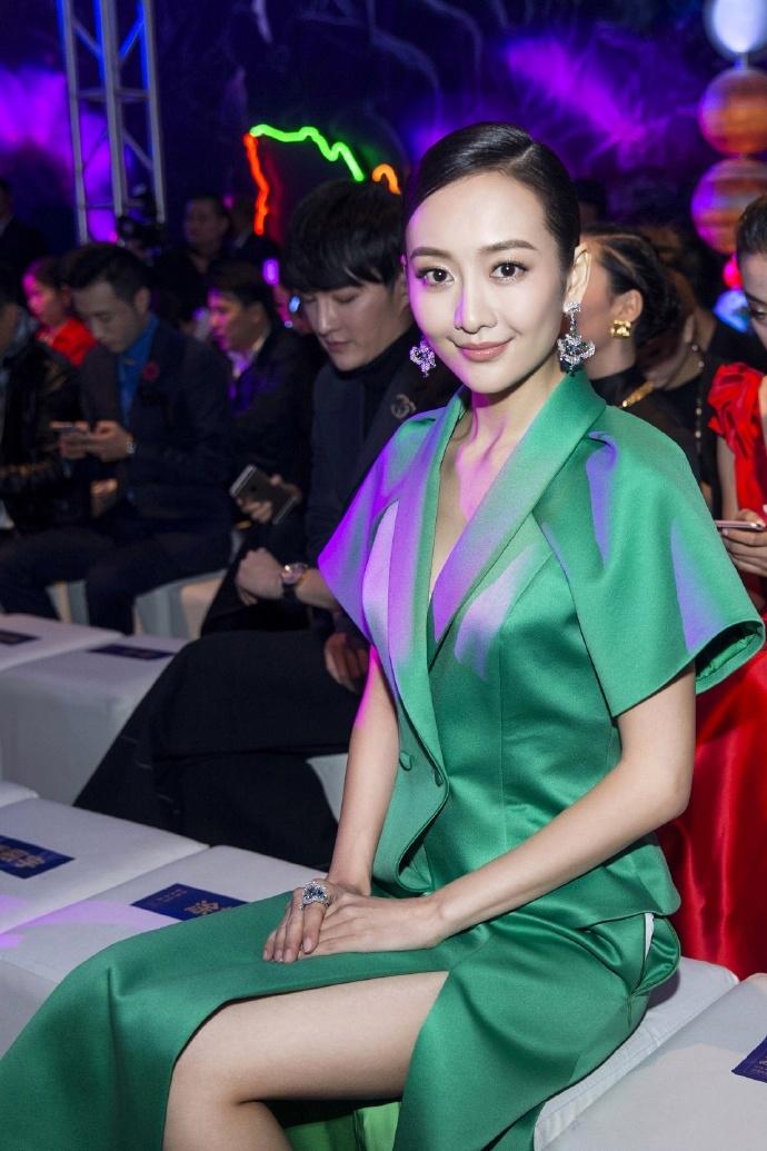 王鸥真会玩, 抹胸裙都撑不起来了, 网友: 空隙留的真大