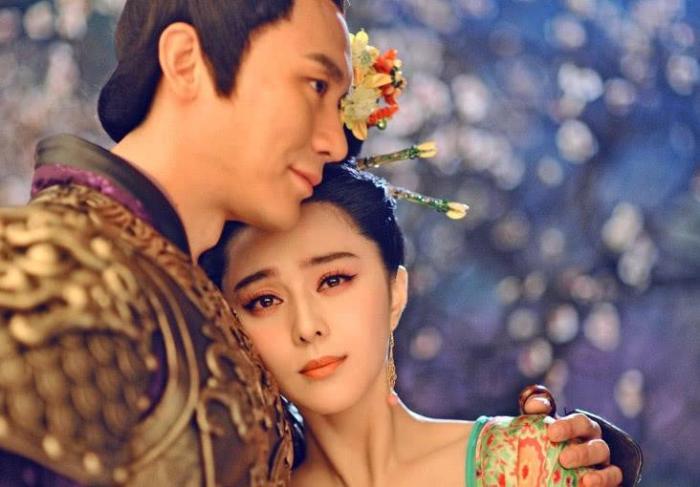 范冰冰晒猫咪, 床头的“不明物体”不小心暴露了女神的尺寸