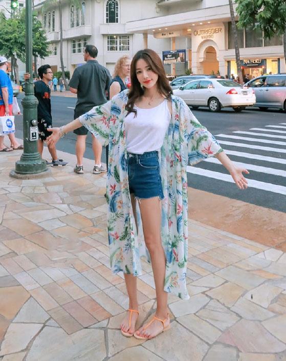 街拍：简单的包臀裙，清爽搭配，这个夏日让小姐姐感觉不到热