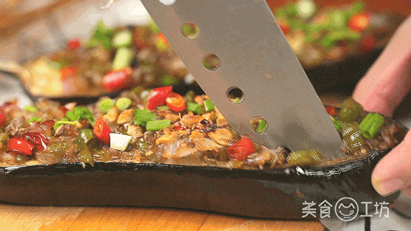 加入适量盐,蚝油,黑胡椒,翻炒均匀后覆在烤软的茄子上. gif 5.