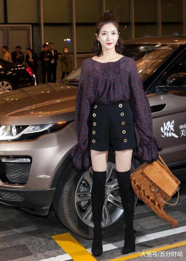 江疏影下半身裙子叉开都有点大, 网友: 简直无法忍受!