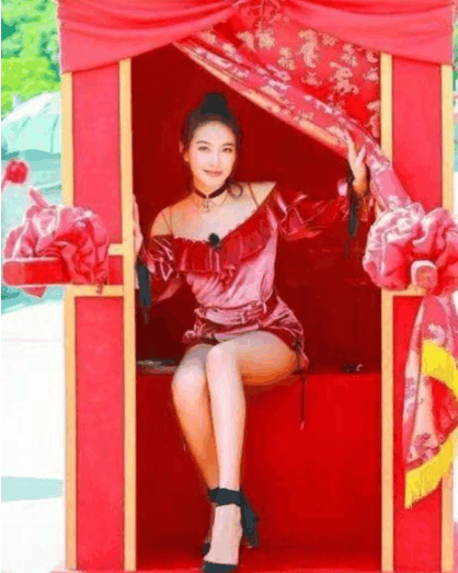 37岁李小璐穿连体裤撞上宋茜, 一个满满高级感, 一个却像淘宝女郎!