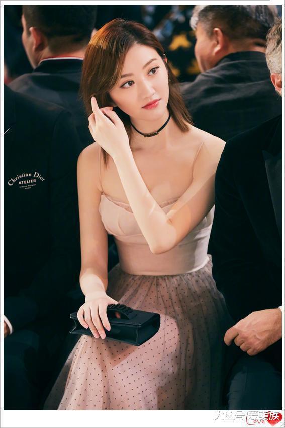 景甜现身活动, 最近身材变化太明显, 网友: 张继科都功劳吧!