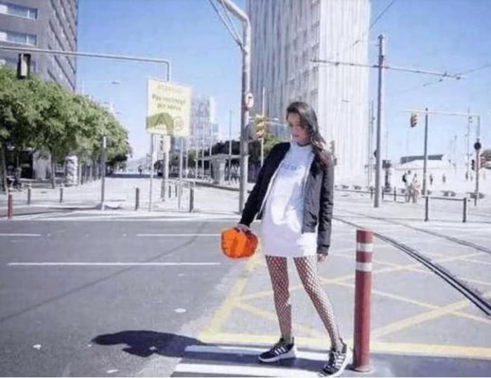 迪丽热巴在“裤门事件”后, 又穿黑丝网上街, 网友: 目测底下没穿