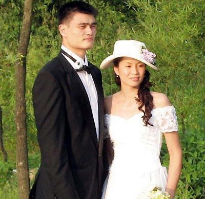 姚明妻子近照曝光, 37岁依旧貌美如花身材火爆, 八岁女儿1米6