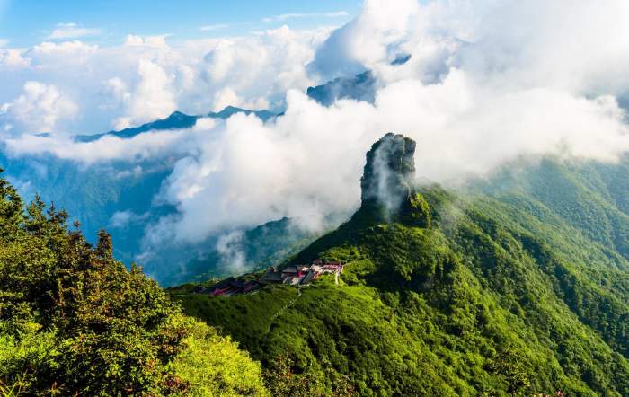 贵州第一山: 山顶上有一座神奇寺庙和一块神奇石头