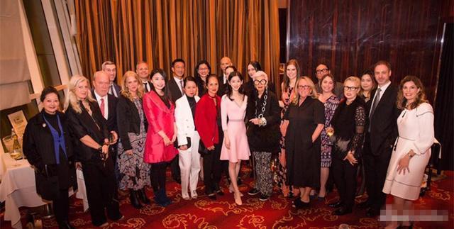 看了奶茶妹妹的腿, 男人都会怀疑人生, 真不知刘强东一天是咋过的