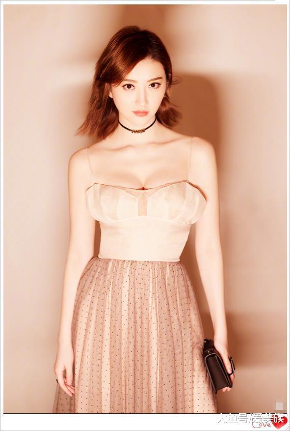 景甜现身活动, 最近身材变化太明显, 网友: 张继科都功劳吧!