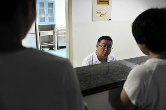 男子深夜求救, 医生询问原因, 媳妇憋红了脸: 这事也不赖我