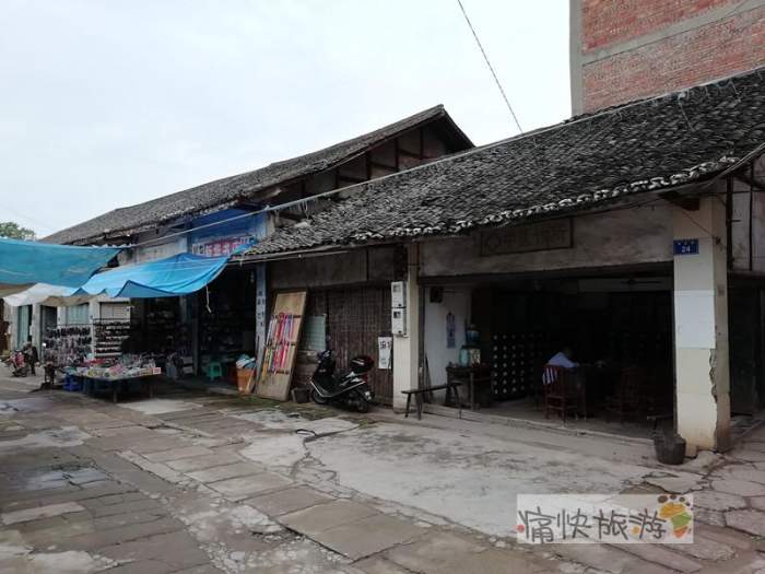 这个店铺依然挂着富顺县农资公司回龙直销点的招牌